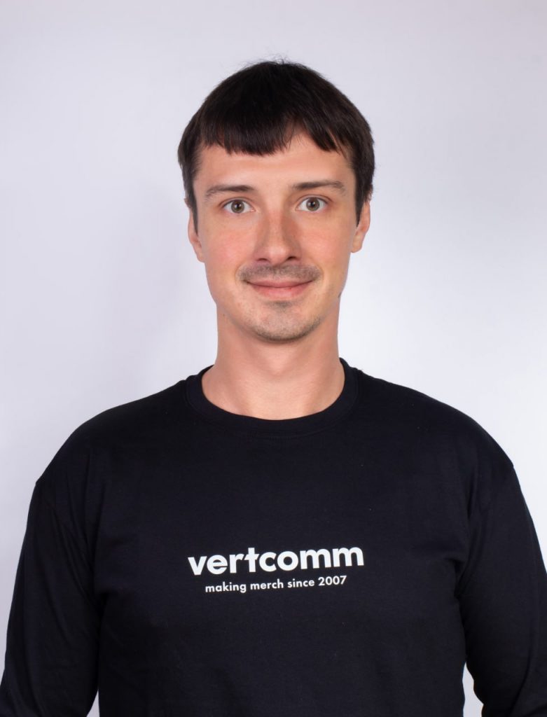 Антон Верт, предприниматель, 

владелец мерч-компании vertcomm.ru, которая уже 16 лет на рынке в России, доросла до выручки в несколько сотен миллионов руб/год.

Эксперт в области эмоционального маркетинга, спикер, программный директор бизнес-конференций.